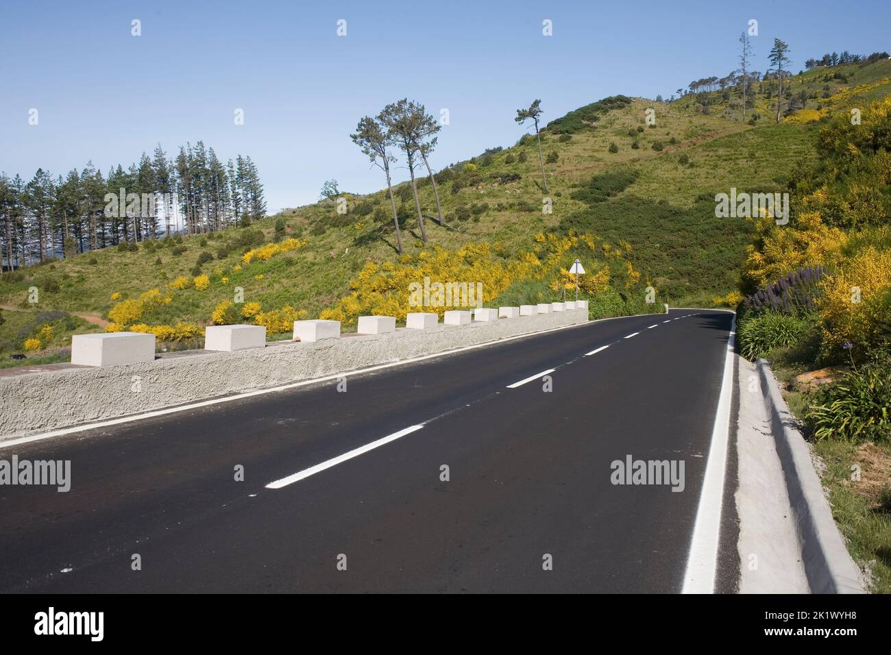 La strada pulita ER202 con la sua barriera di sicurezza nel centro di Madeira vicino a Portao das Sorveiras Foto Stock