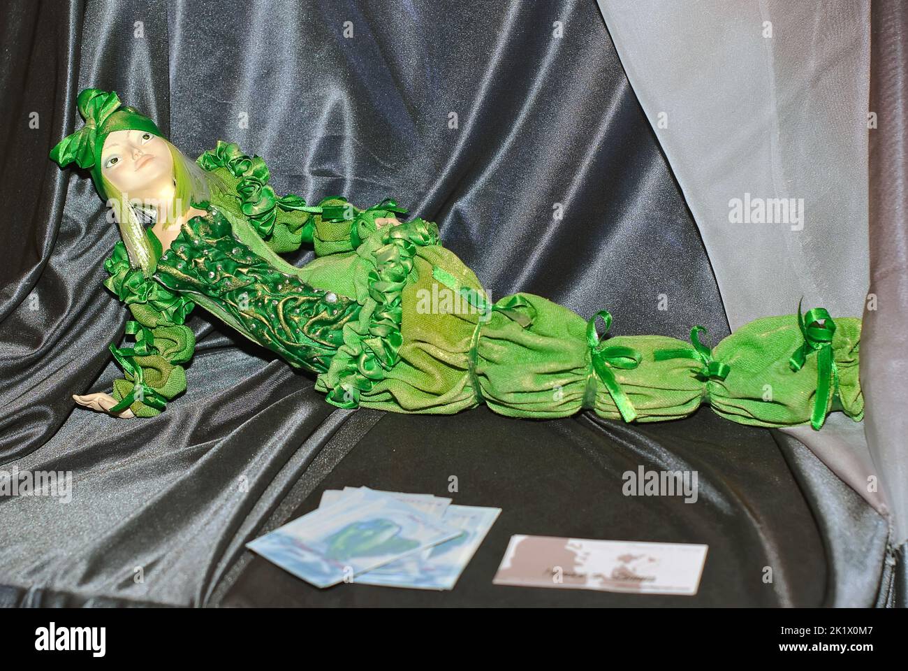 Una bambola da collezione, una sirena verde, è in mostra alla mostra Fashion Doll International di Kiev, Ucraina. Foto Stock