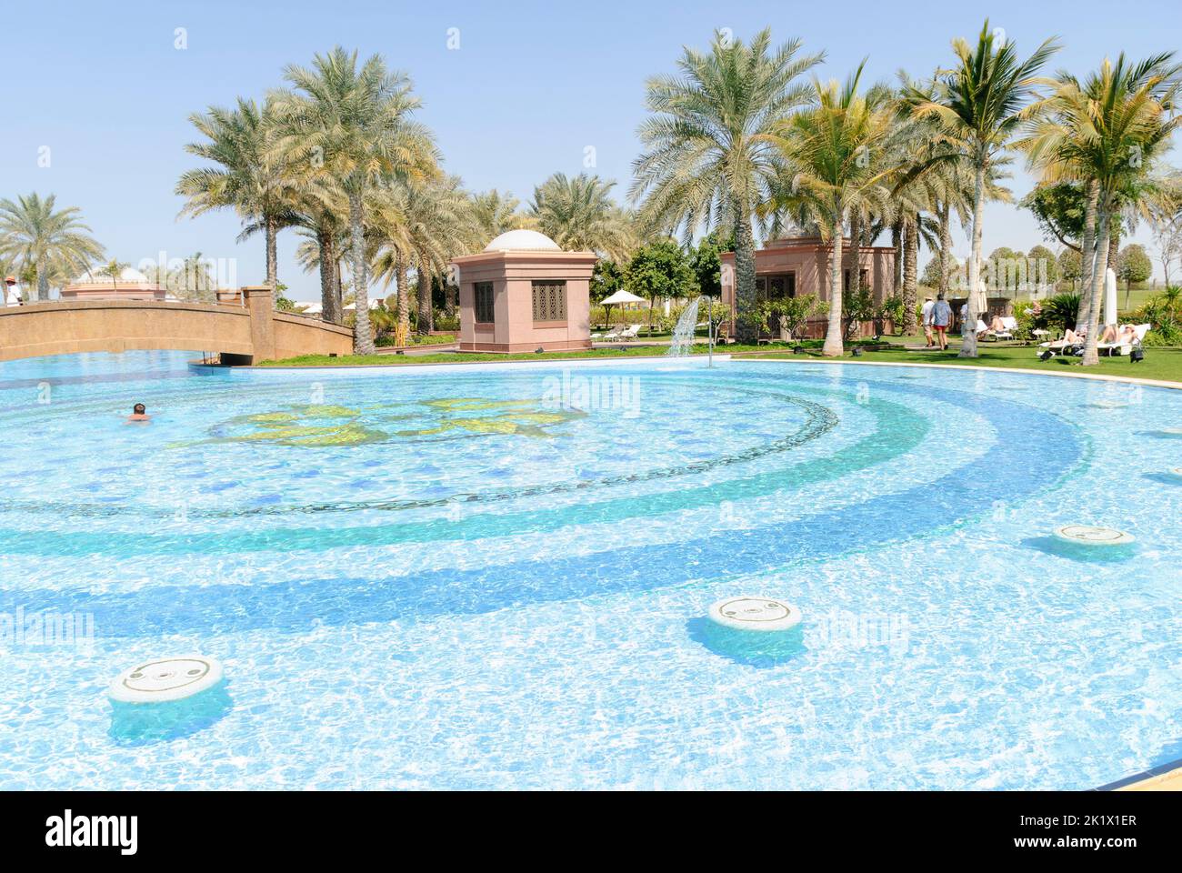 Piscina all'esterno dell'Emirates Palace Hotel, Abu Dhabi, Emirati Arabi Uniti Foto Stock