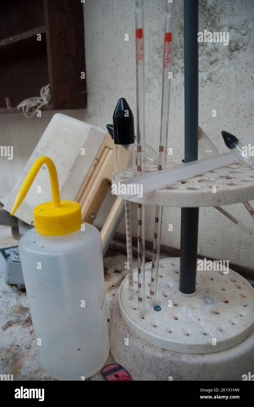 Pipette e igrometro in un laboratorio abbandonato. Foto Stock