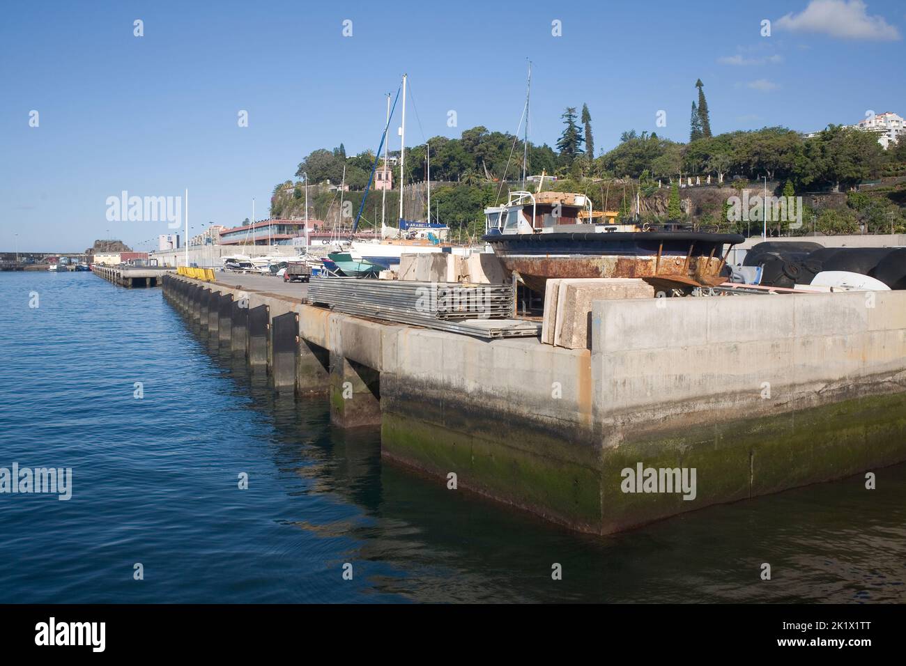 porto con barche fuori dall'acqua a Funchal Madeira Foto Stock