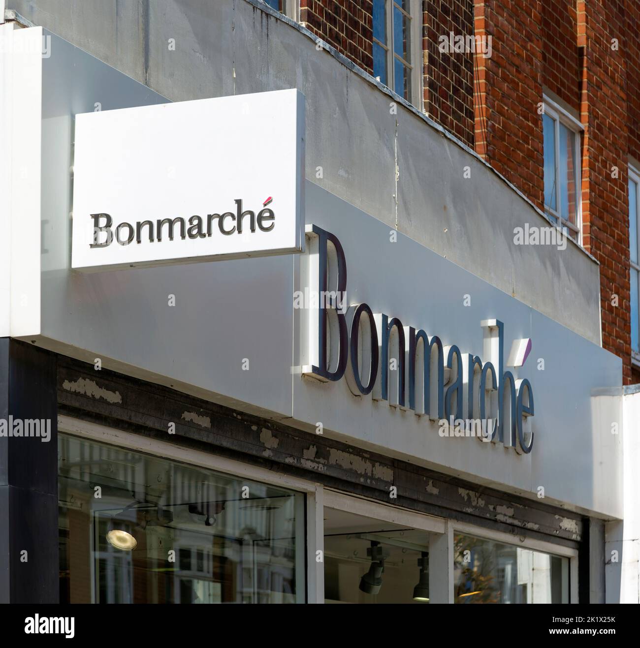 Segnaletica per negozi Bonmarche, Felixstowe, Suffolk, Inghilterra, Regno Unito Foto Stock