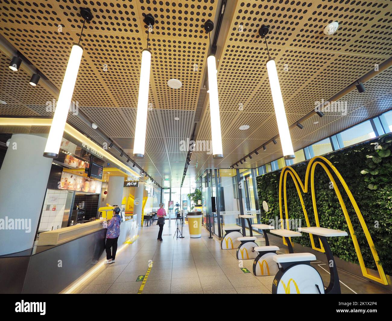 PECHINO, CINA - 21 SETTEMBRE 2022 - il ristorante McDonald's Shougang Garden a Pechino, Cina, utilizza l'illuminazione a LED per risparmiare energia e ridurre i consumi Foto Stock