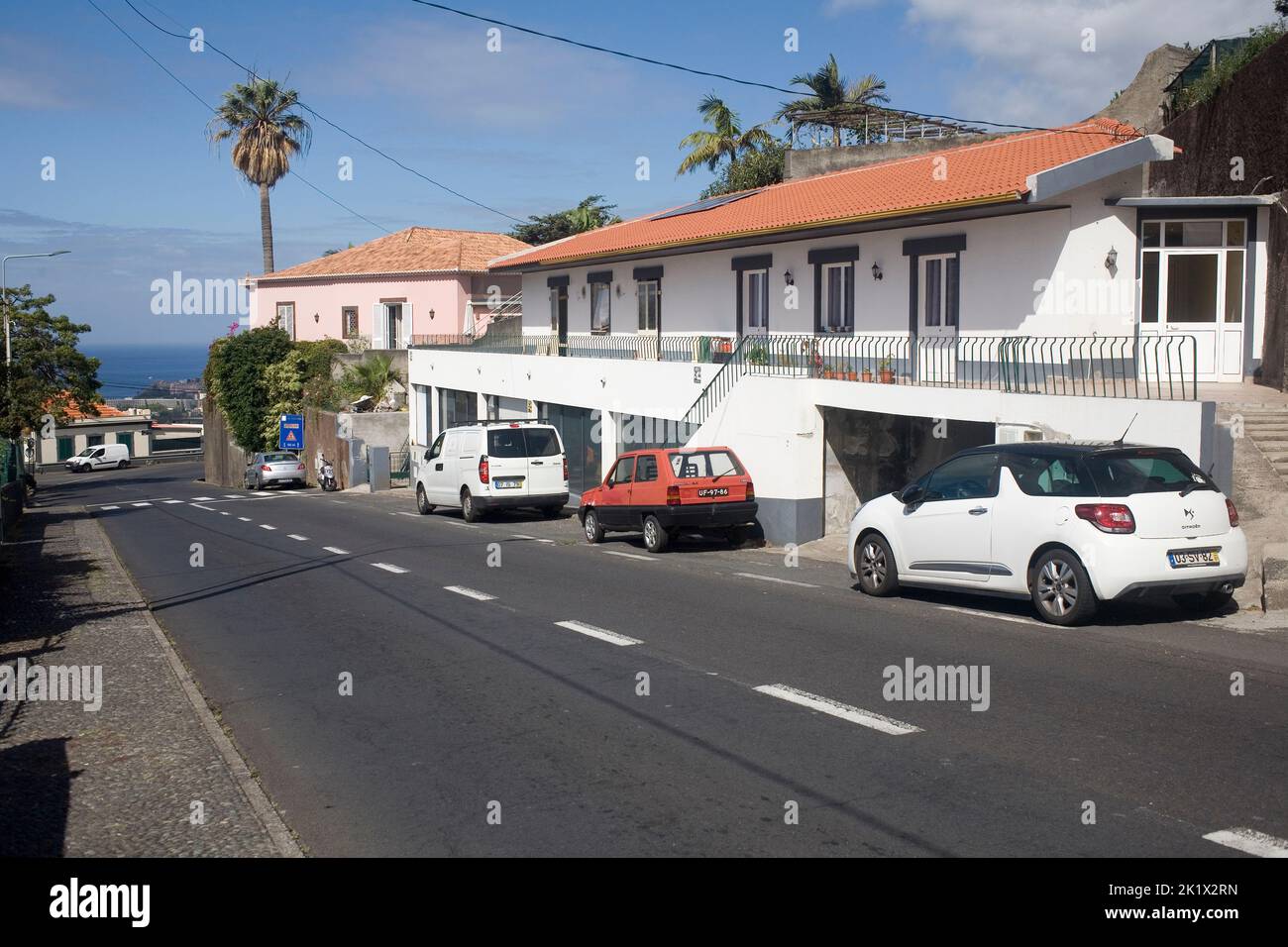 Strada residenziale sulla collina a nord di Funchal Madeira Foto Stock