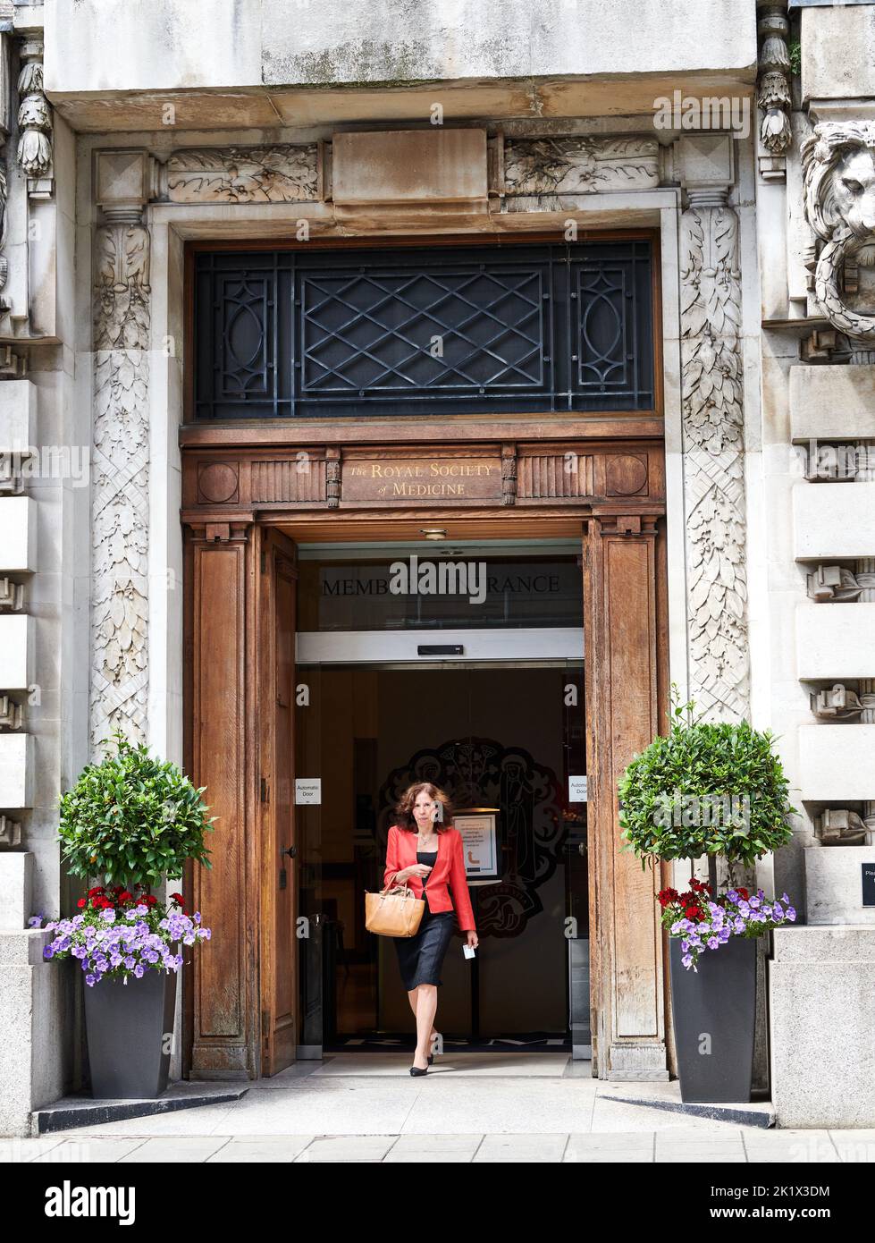 Ingresso dei membri all'edificio della Royal Society of Medicine a Henrietta Place, accanto ad Harley Street, Londra, Inghilterra. Foto Stock