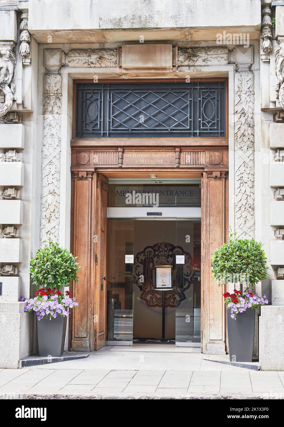 Ingresso dei membri all'edificio della Royal Society of Medicine a Henrietta Place, accanto ad Harley Street, Londra, Inghilterra. Foto Stock