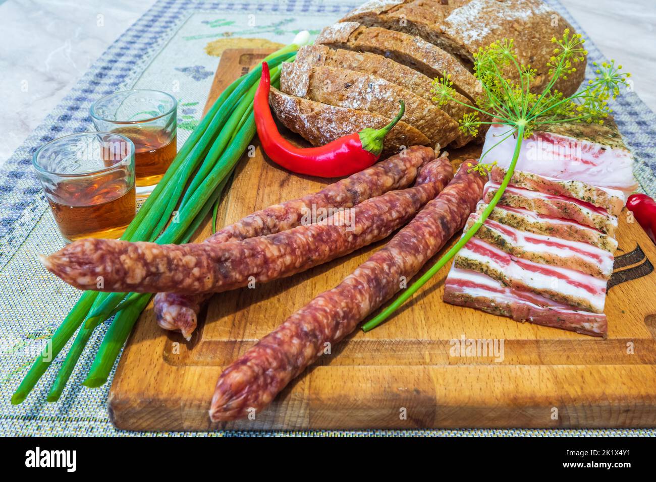 nazionale ucraino cibo, salo, cipolla verde, helb, cognac, peperoncino rosso, aneto sul tavolo Foto Stock