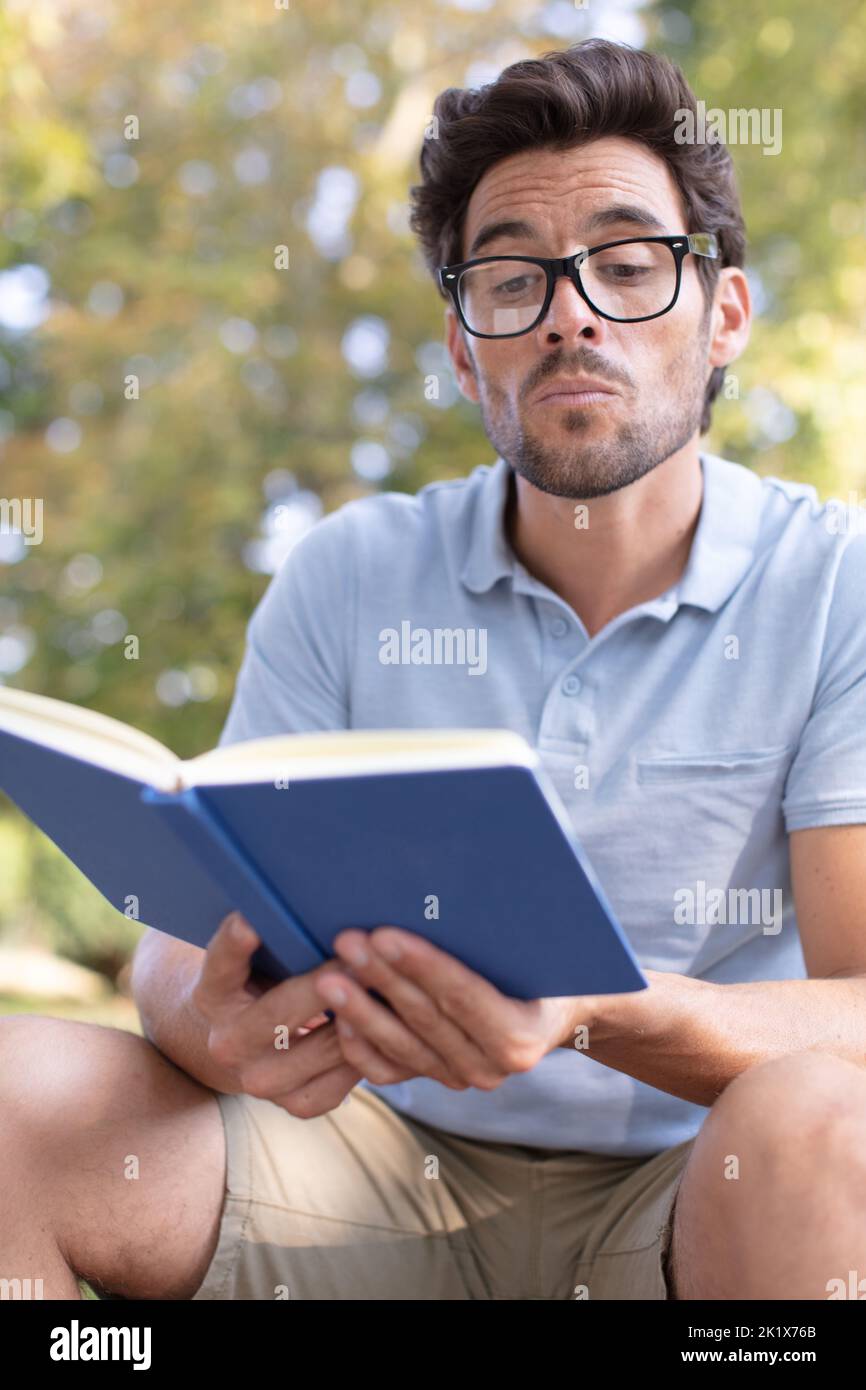 uomo maturo boffin leggere un libro Foto Stock