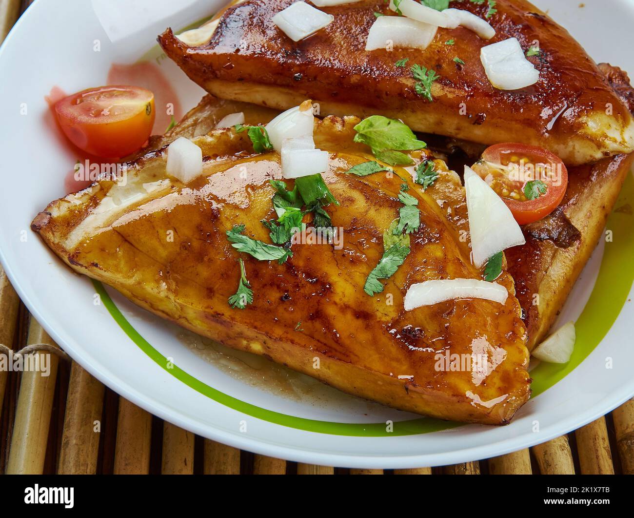Sambuskaal - saporite farcite di ceci, carne macinata, formaggio o patate. Foto Stock