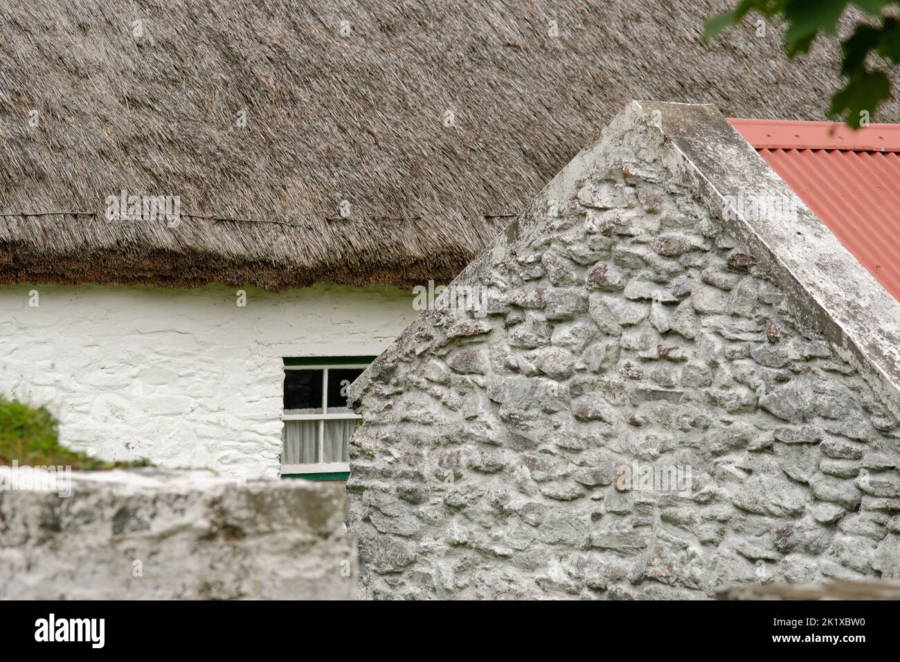 Primo piano di un cottage irlandese in pietra nell'Irlanda occidentale. Foto Stock