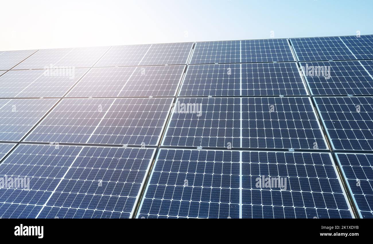 Immagine dei moduli fotovoltaici usurati contro il sole. Foto Stock