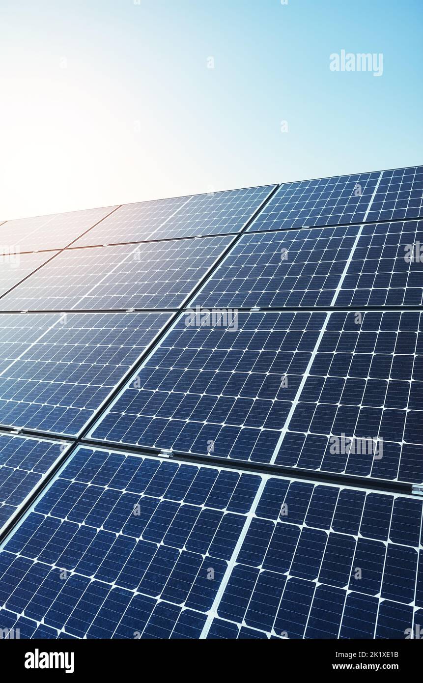 Immagine dei moduli fotovoltaici contro il sole. Foto Stock