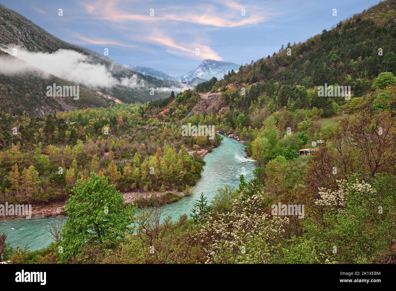 Castellane, Provenza-Alpi-Costa Azzurra, Francia: Paesaggio primaverile delle Alpi e del fiume Verdon nel pittoresco parco naturale Foto Stock
