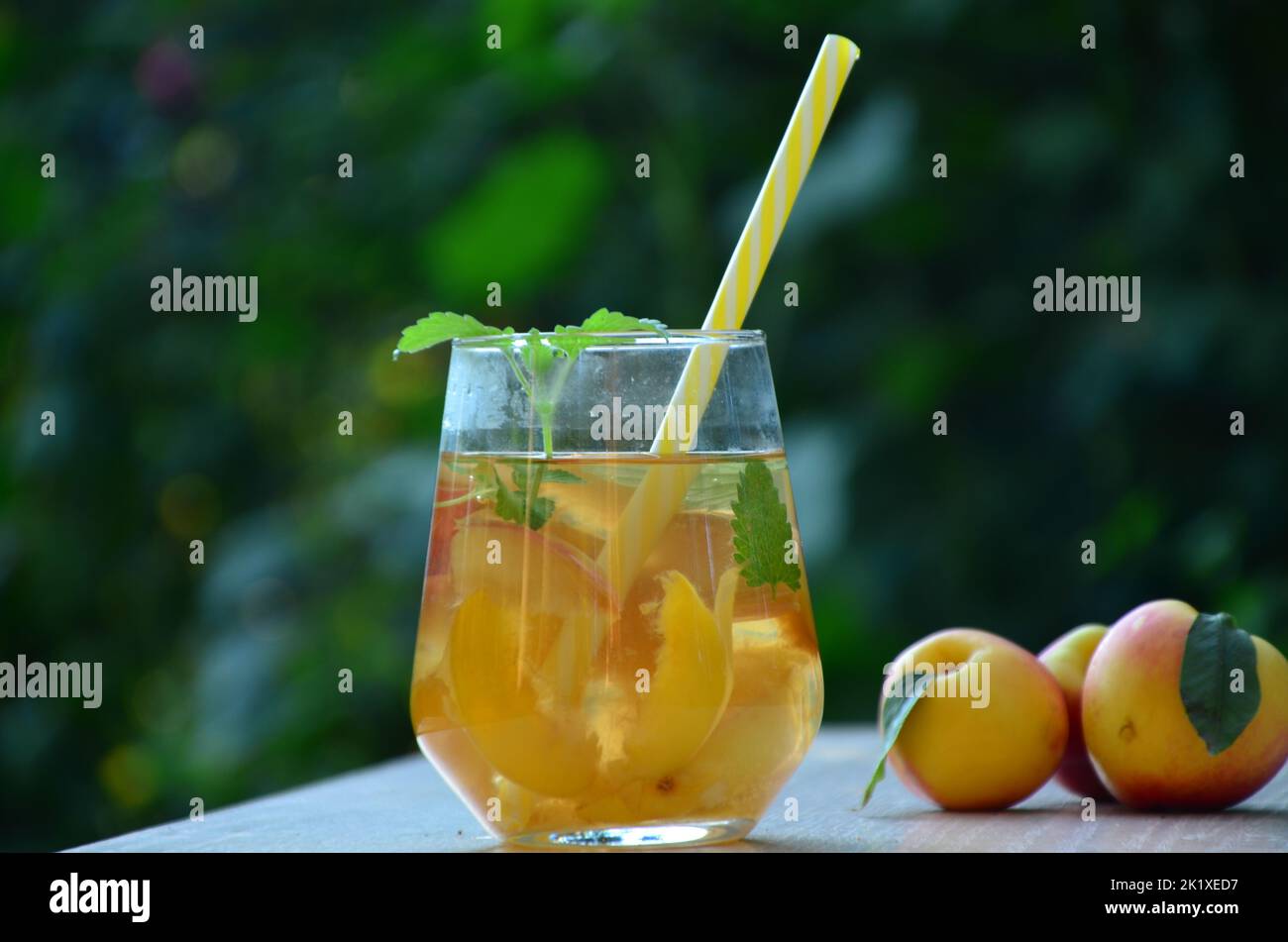 Drink estivi, con cocktail alla menta e alla pesca e ghiaccio in bicchieri. Rinfrescante estate alcolico o non alcolico scarafaggio Detox infuso Foto Stock