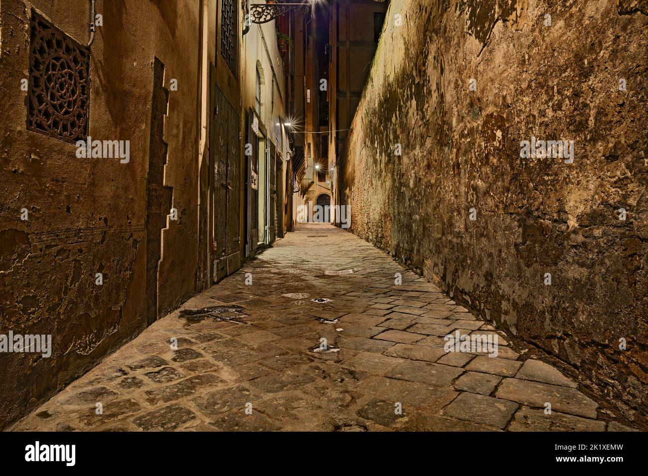 Firenze, Toscana, Italia: Vicolo scuro di notte nel centro storico dell'antica città italiana Foto Stock