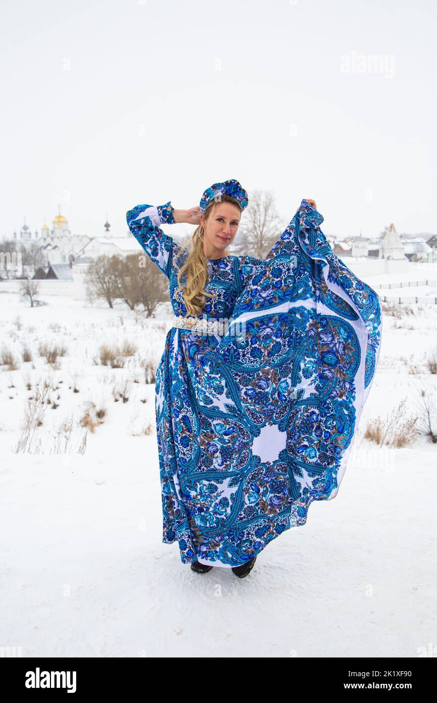 Bella ragazza russa in un abito nazionale invernale Foto Stock