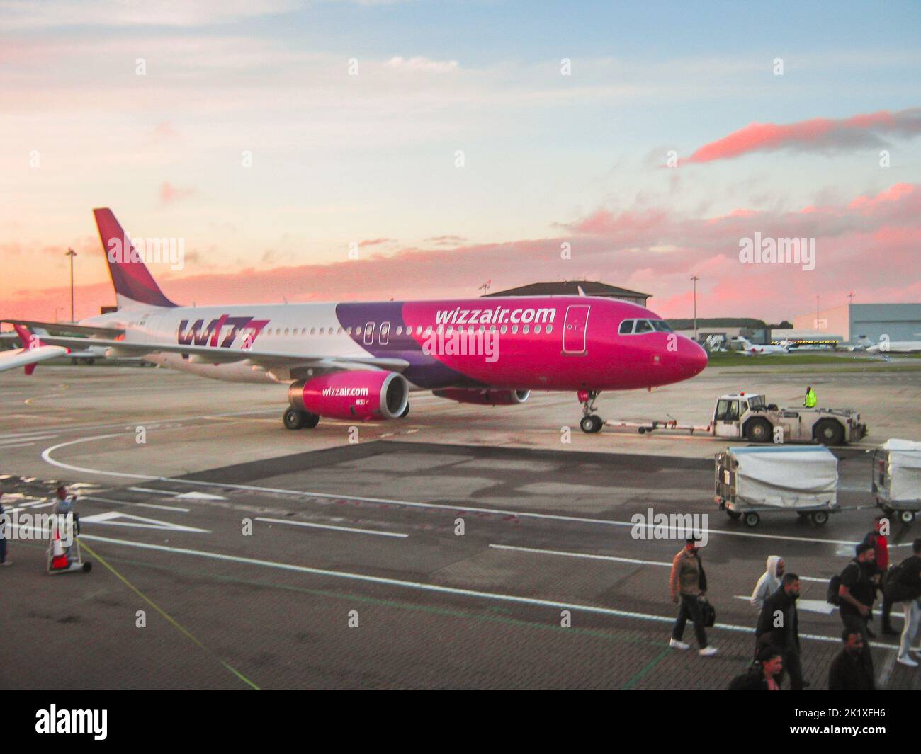 Bellissimo tramonto sull'aeroporto di Luton vicino a Londra, con l'aereo Wizz Air Foto Stock
