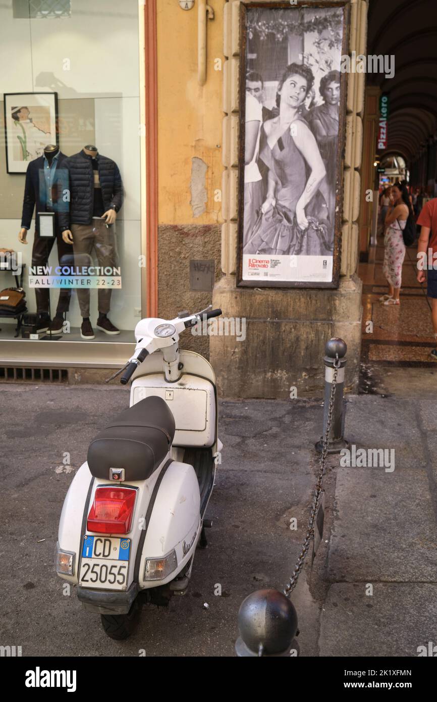 Vespa Scooter e Sophia Loren Film poster a Bologna Foto Stock