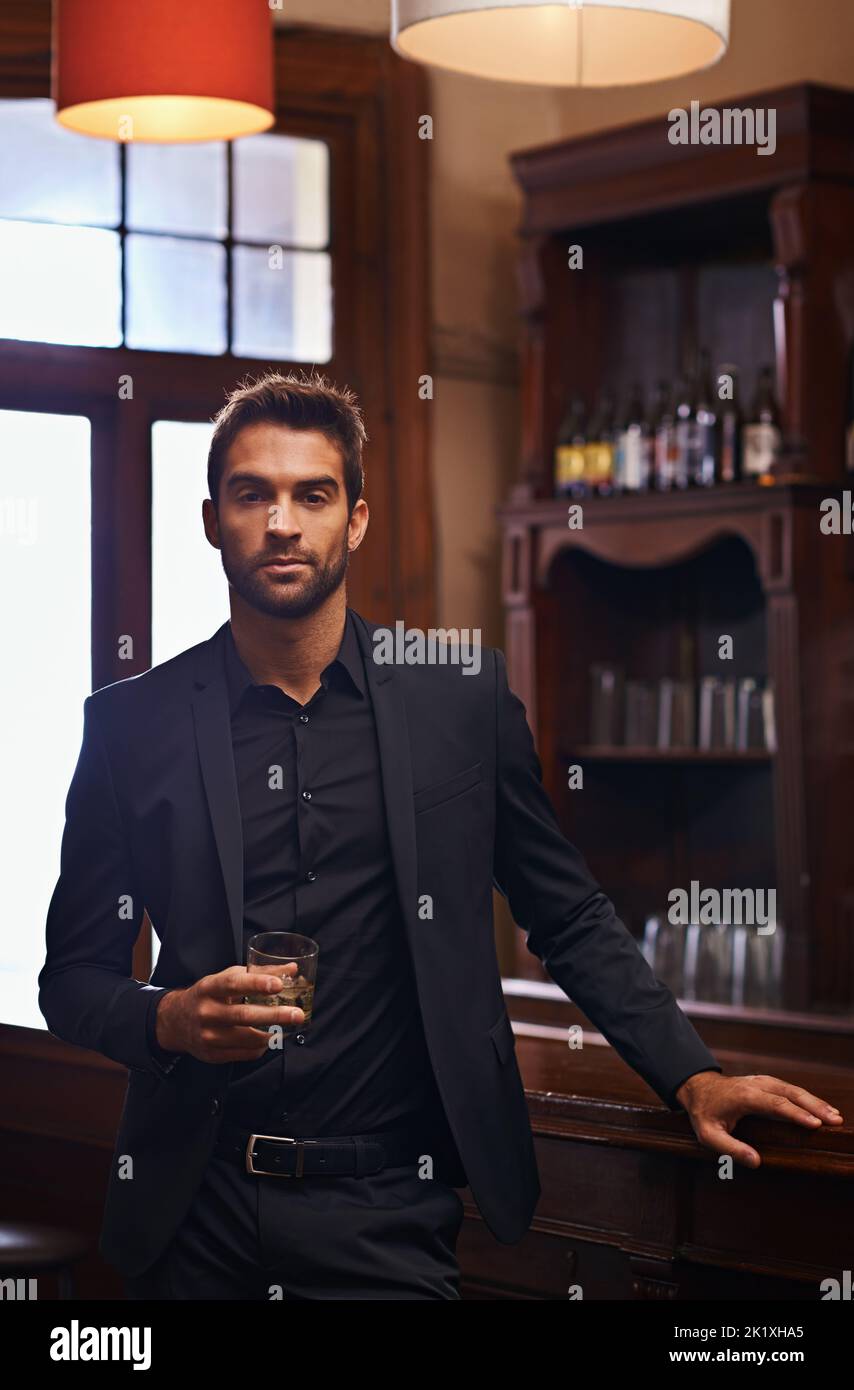 Elegante e fiducioso, un giovane bello e fiducioso. Foto Stock
