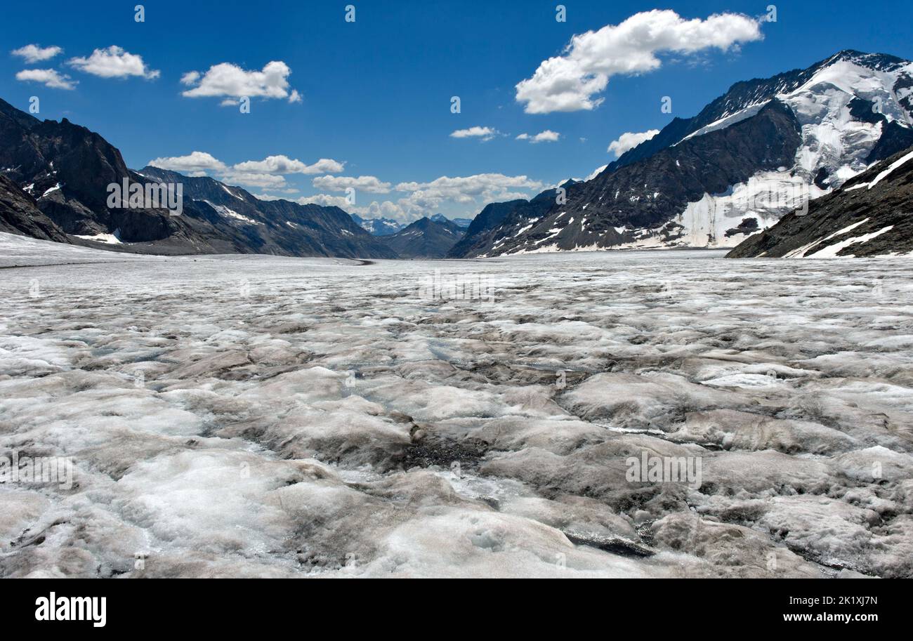 L'ampio campo di ghiaccio della Konkordiaplatz, vista verso il ghiacciaio Aletsch dietro, zona di Aletsch, Grindelwald, Oberland Bernese, Svizzera Foto Stock