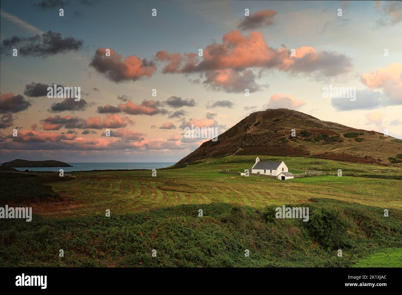 Mwnt è una baia appartata sulla costa ceredigion sopra una bella spiaggia è la chiesa di croce Santa del 14th ° secolo Foto Stock