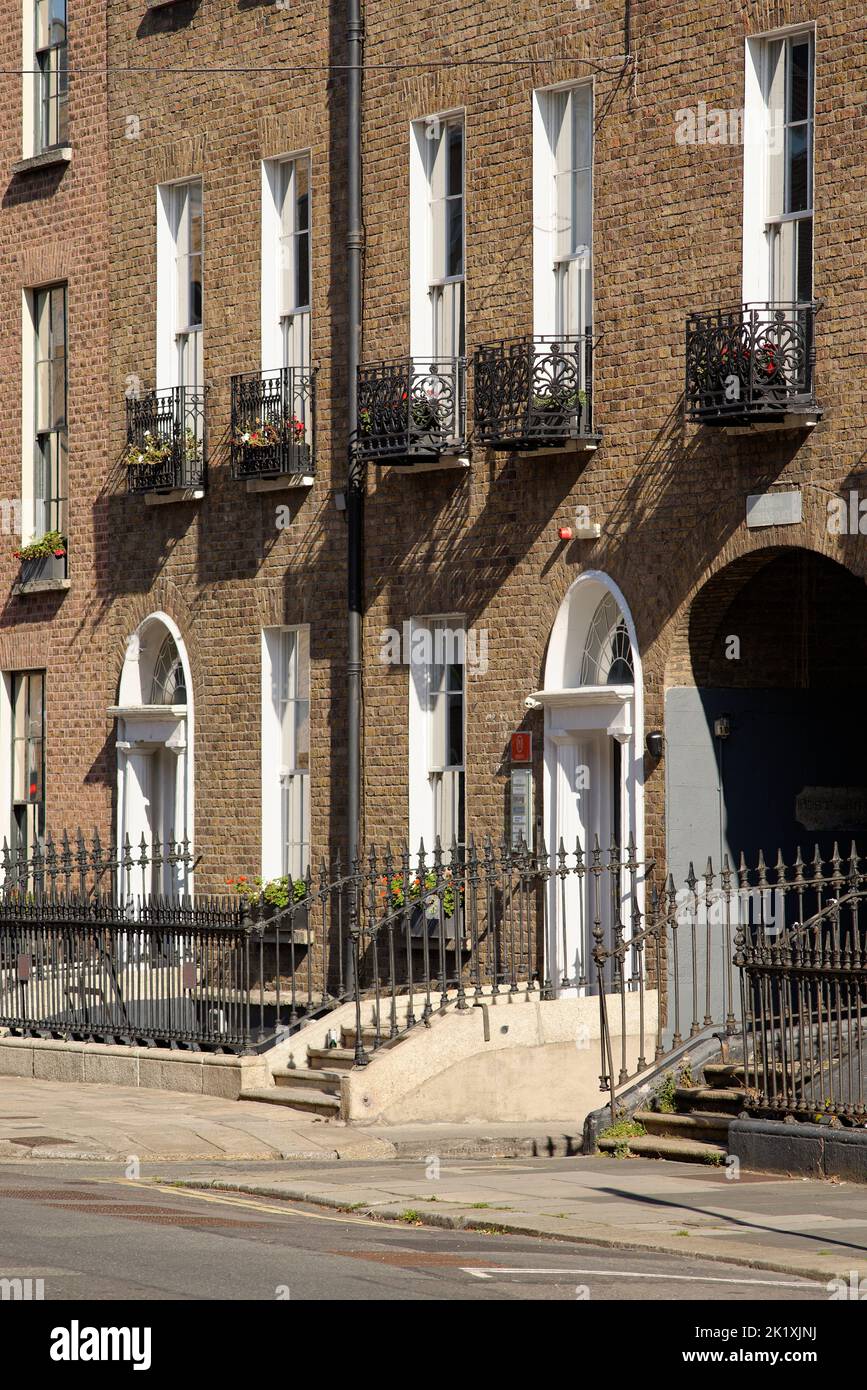 Case georgiane con facciata piatta a Dublino lato sud vicino a Saint Stephen's Green. Foto Stock