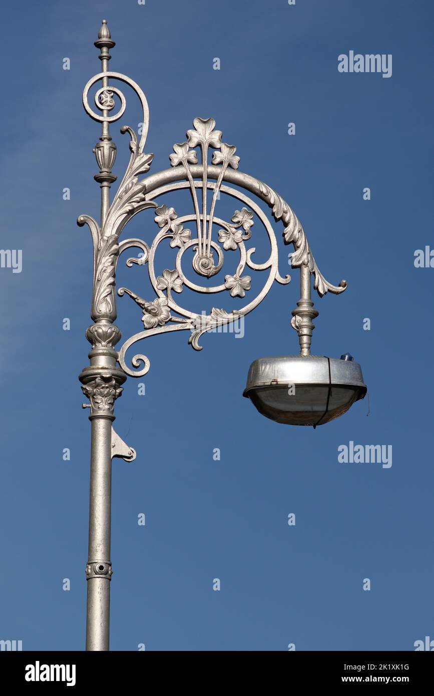 Splendido esempio di lampada in ferro ornato a Dublino, capitale d'Irlanda. L'illuminazione stradale è resa originale. Foto Stock