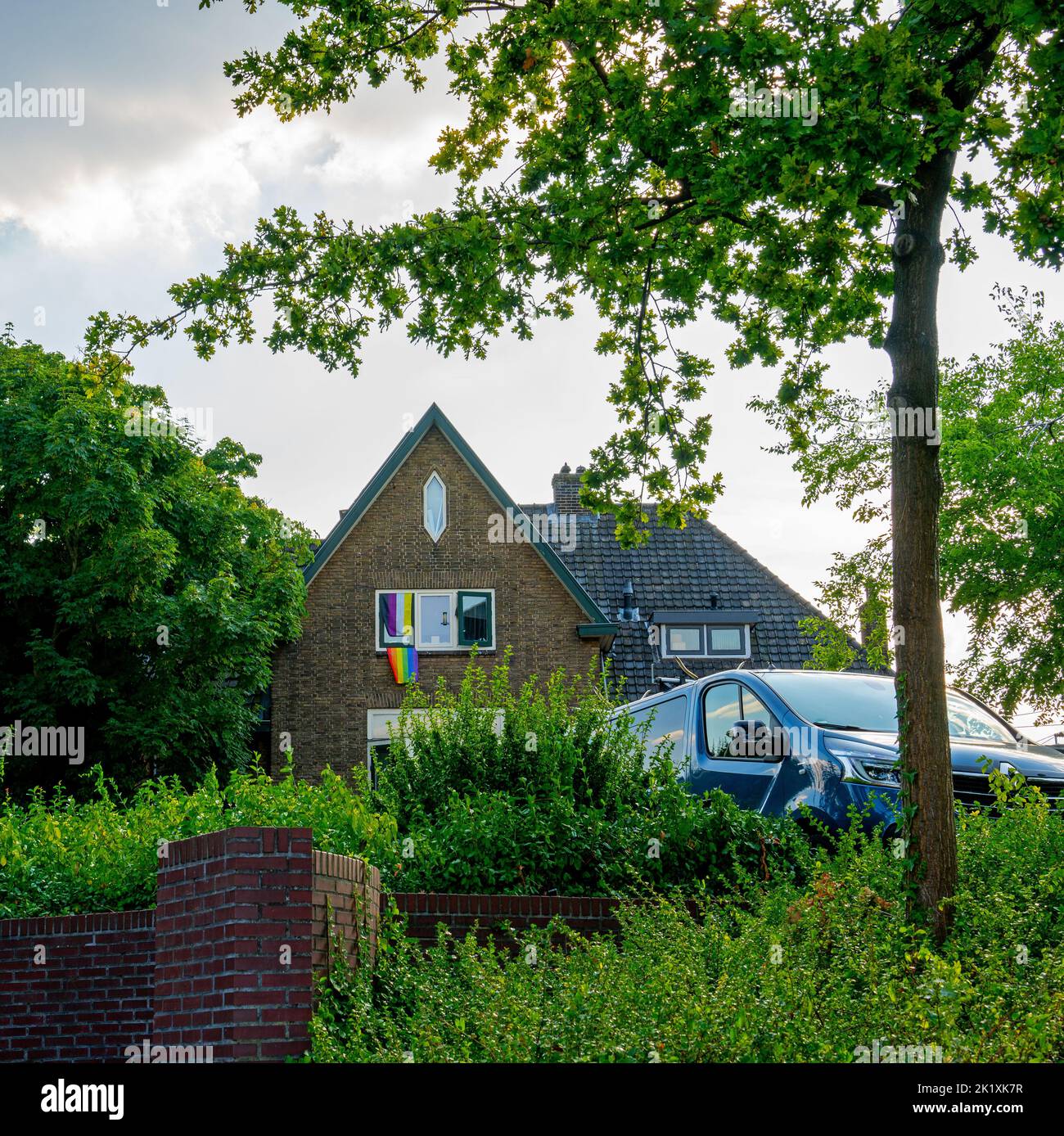 Scena stradale con bandiere di orgoglio LGBTQ (bandiera a 6 colori e bandiera non binaria) Foto Stock