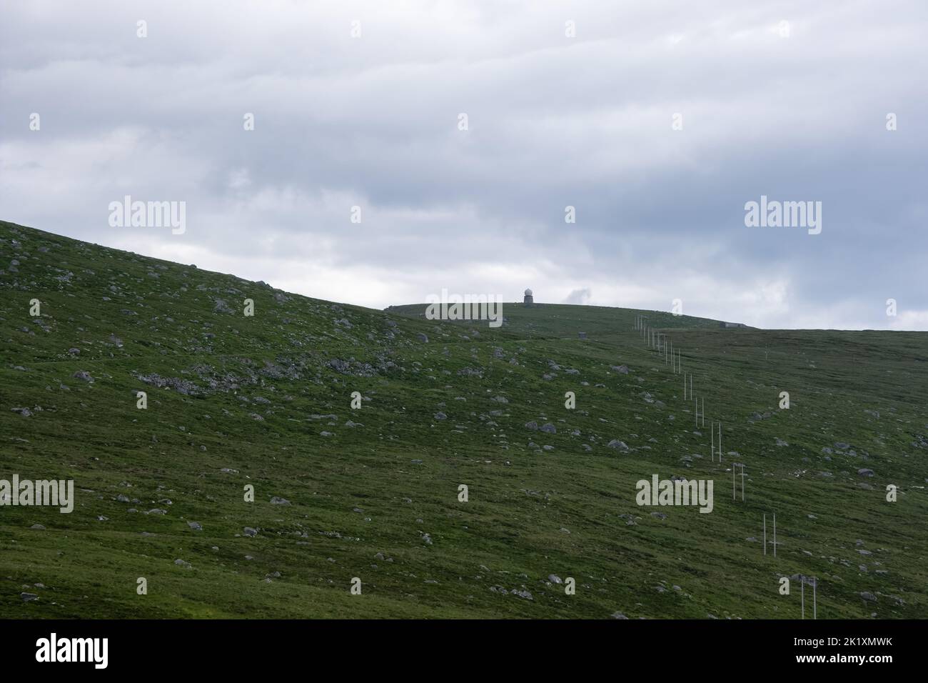 Paesaggi meravigliosi in Norvegia. Vestland. Splendido scenario di Vestkapp e dintorni. Giorno nuvoloso. Messa a fuoco selettiva Foto Stock