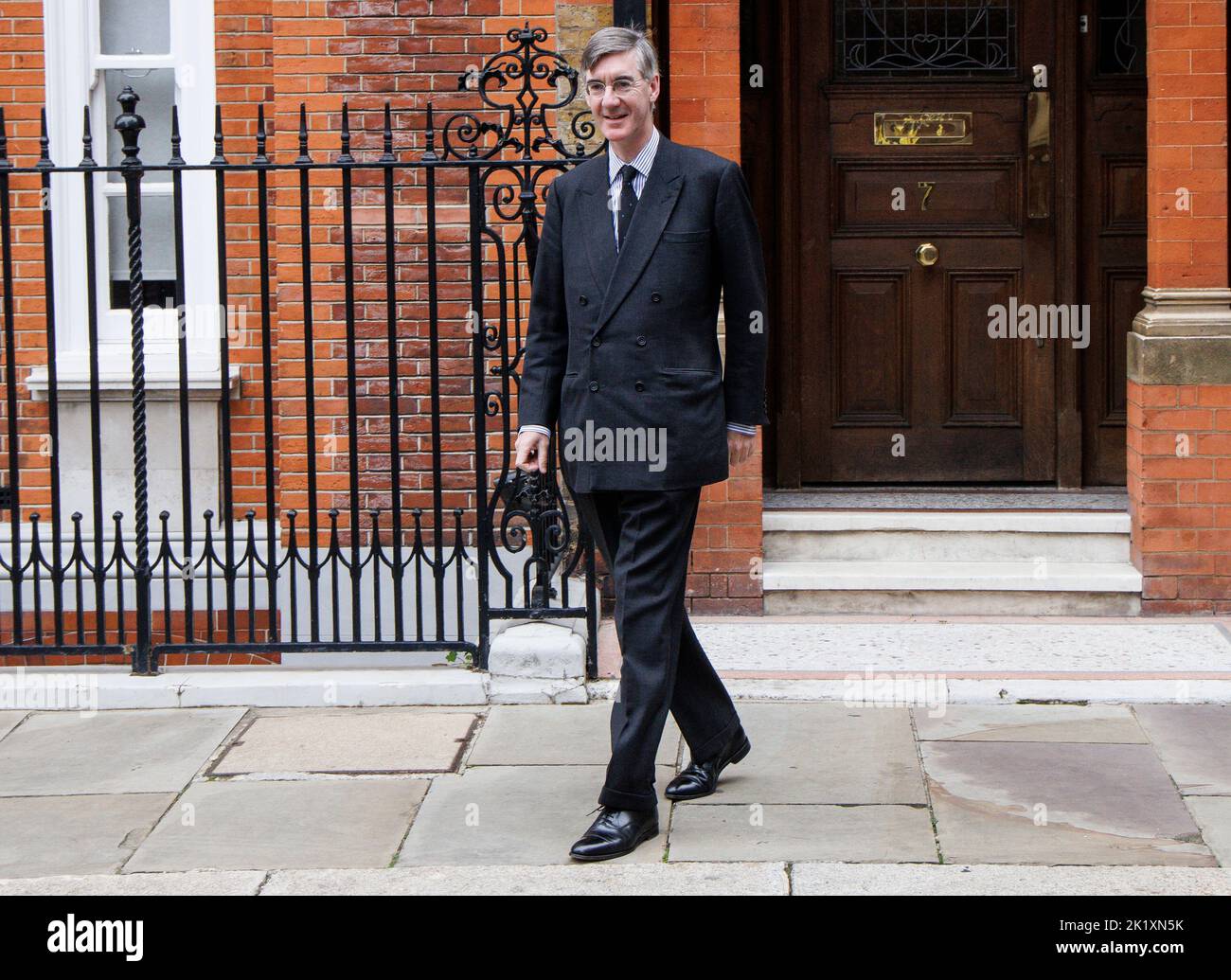Londra, Regno Unito 21 settembre 2022 il segretario d'affari Jacob Rees-Mogg parte per il parlamento. Jacob Rees-Mogg ha presentato un nuovo pacchetto di supporto che dimezzerà le bollette energetiche delle aziende. Quest'inverno, le bollette energetiche per le aziende del Regno Unito saranno tagliate di circa la metà del loro livello previsto nell'ambito di un enorme pacchetto di sostegno da parte del governo. Il programma di aiuti per la bolletta energetica fisserà i prezzi del gas e dell'elettricità per tutte le imprese per sei mesi a partire dal 1 ottobre. Anche ospedali, scuole, enti di beneficenza e altri ambienti come le sale comunali e le chiese potranno ricevere aiuto. Viene dopo che il governo ha annunciato un piano di 150bn sterline per aiutare h Foto Stock