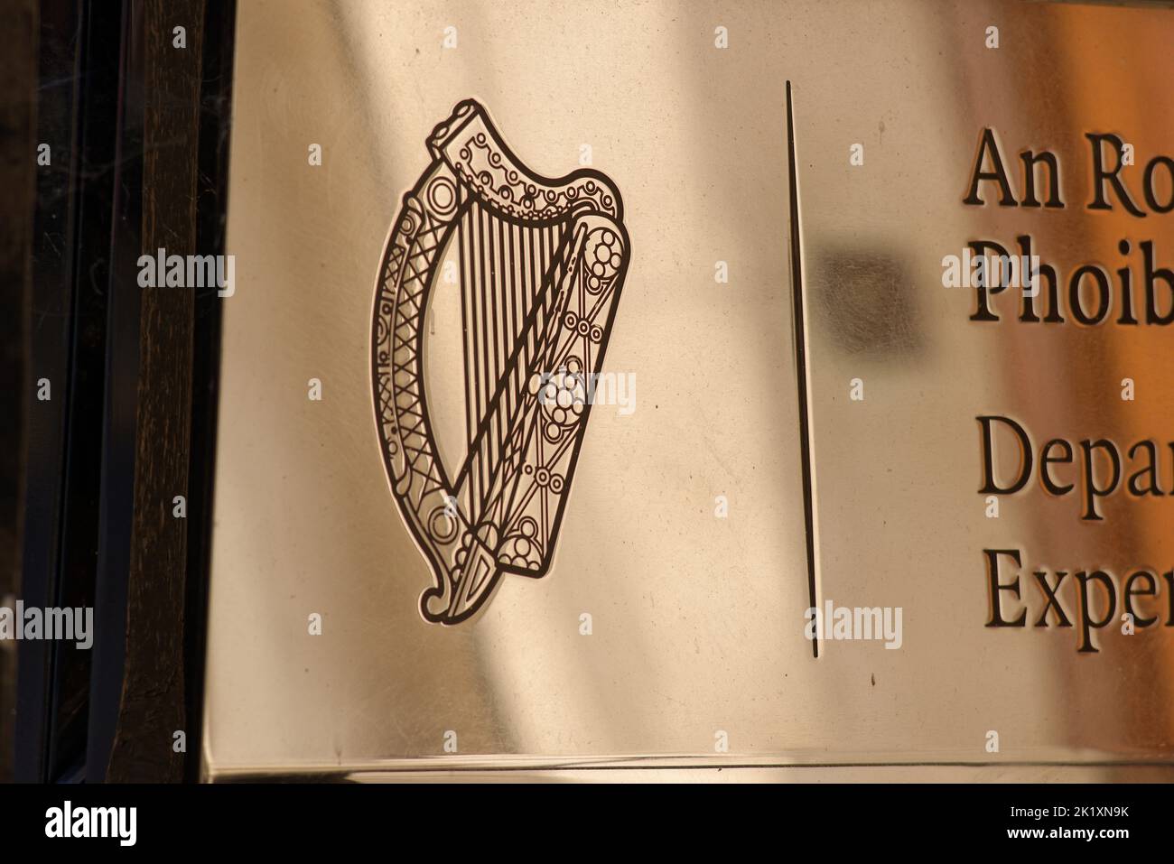 Motivo dell'arpa irlandese o simbolo al di fuori degli uffici governativi nella capitale dell'Irlanda, Dublino. Foto Stock