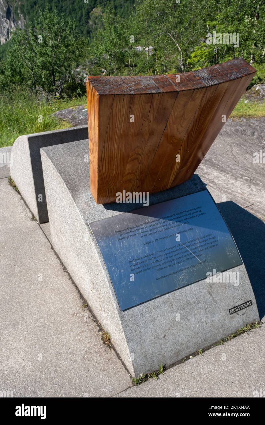 Hareid, Norvegia - 29 giugno 2022: Sedia della regina Sonja situata sopra la città di Geiranger con una bella vista sul fiordo di Geiranger e le navi da crociera. Foto Stock