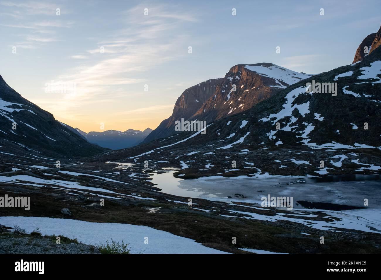 Paesaggi meravigliosi in Norvegia. Vestland. Splendido scenario della valle di montagna a Rauma sul percorso panoramico Geiranger-Trollstigen. Montagne innevate a Foto Stock