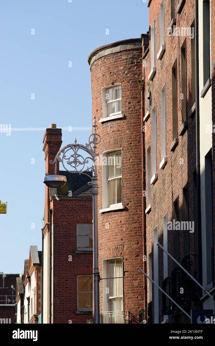 Bizzarro mattoni contrasti di fronte piano e struttura curva di un edificio georgiano nel centro di Dublino, Eire. Foto Stock