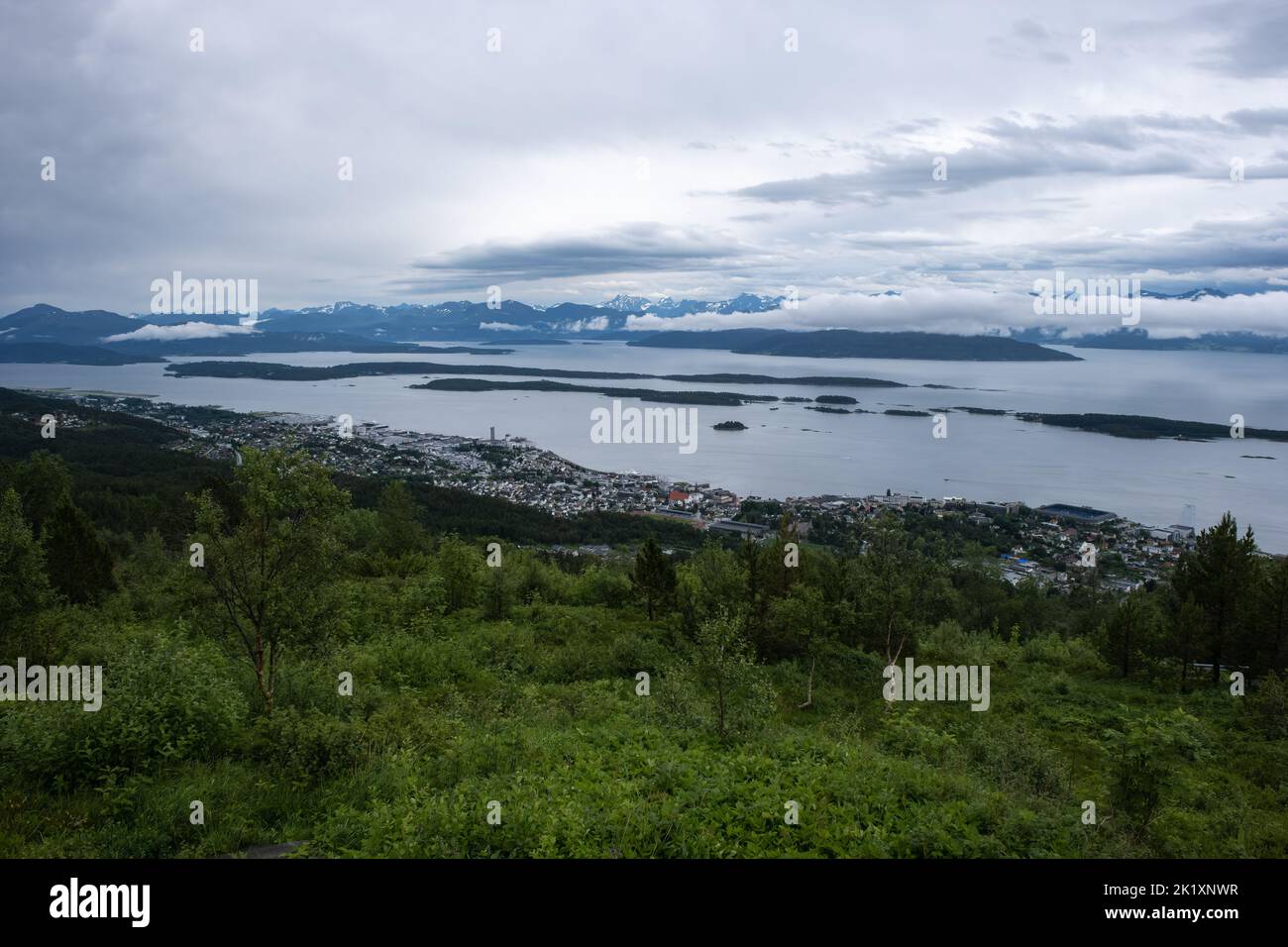 Paesaggi meravigliosi in Norvegia. Vestland. Splendido scenario della città di Molde e dintorni. Estate nuvoloso giorno. Messa a fuoco selettiva Foto Stock