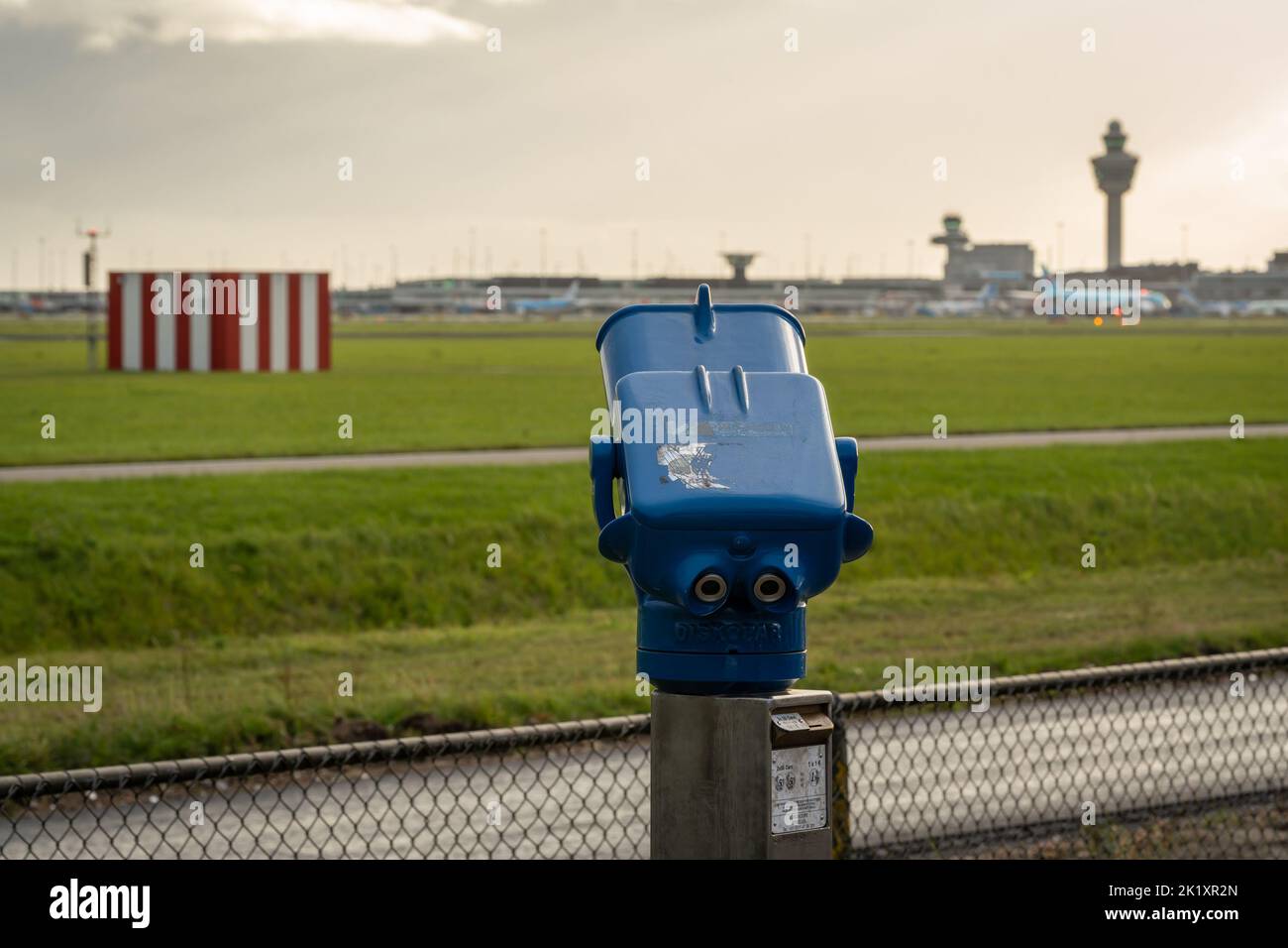 Schiphol, Paesi Bassi, 19.09.2022, spotters Place Buitenveldertbaan all'aeroporto Schiphol di Amsterdam, si concentrano sui binocoli Foto Stock