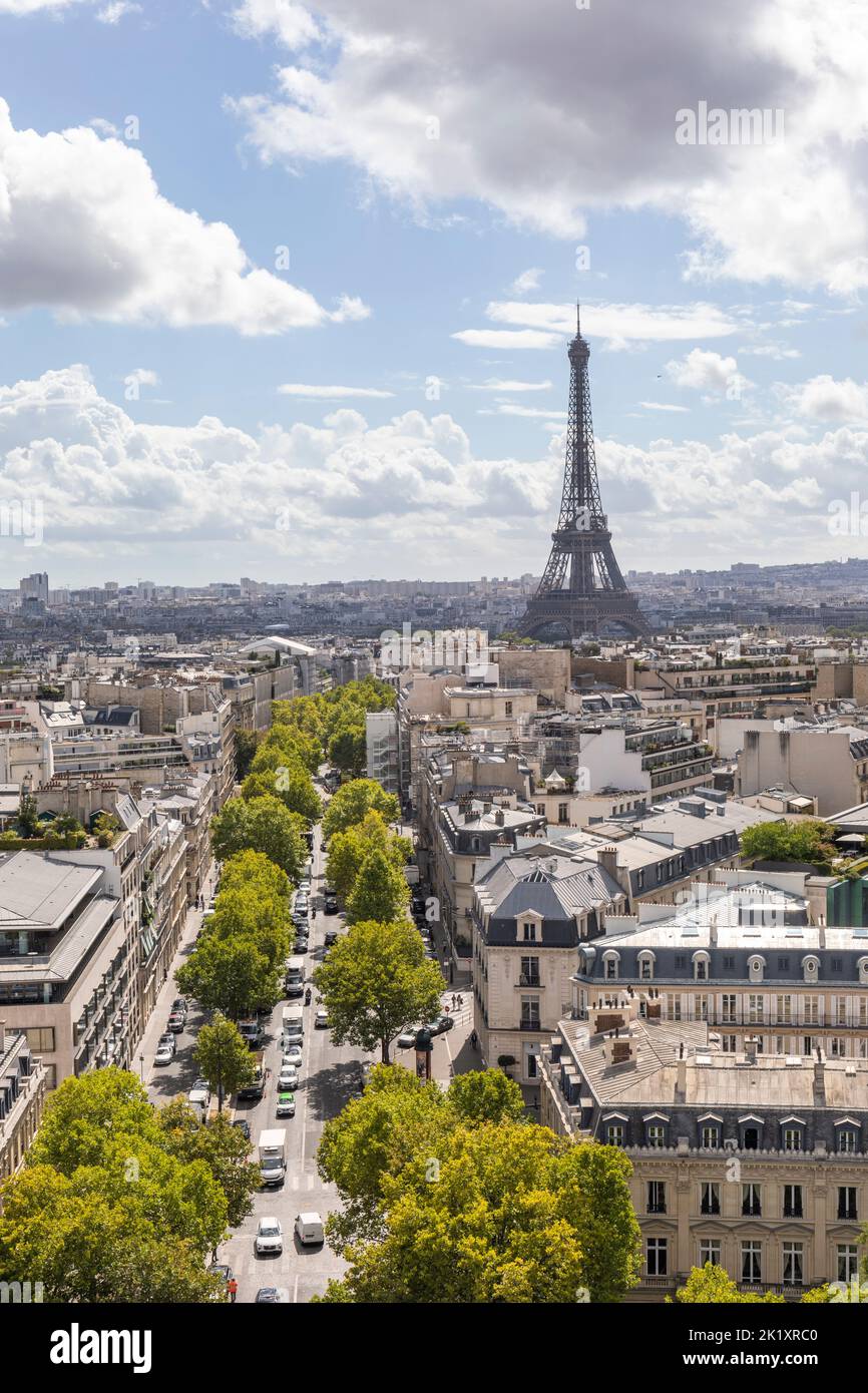 La vista dall'Arco di Trionfo di Avenue d'Iéna e Torre Eiffel, Parigi, Francia, Europa Foto Stock