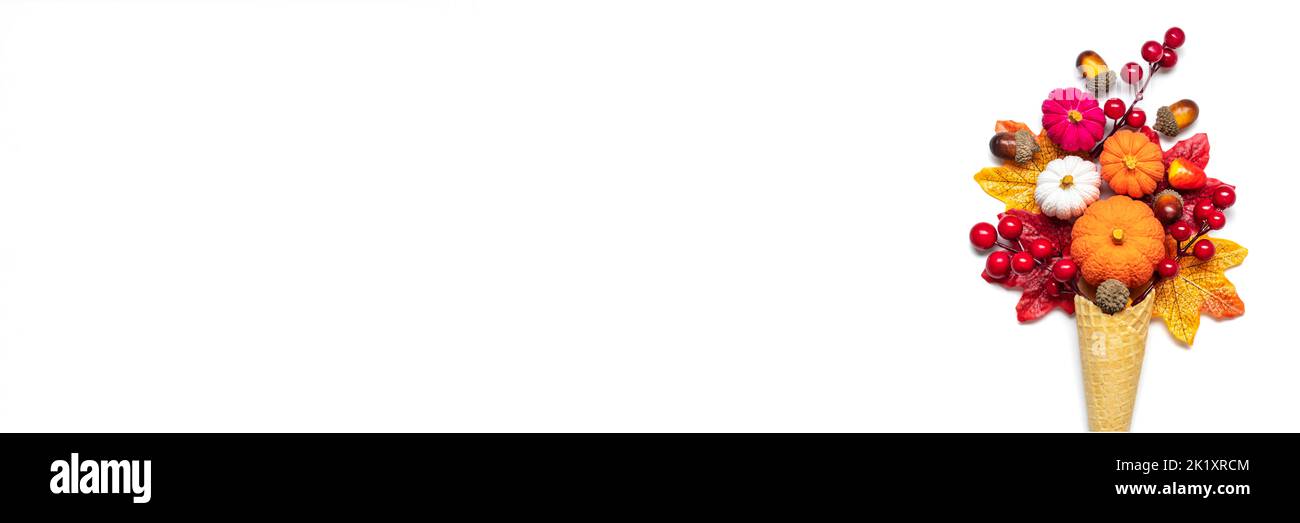 Autunno bouquet di acorns, bacche, foglie di acero, zucche in coni gelato isolato su sfondo bianco piatto Lay Top view Floral vacanza card Ciao Foto Stock