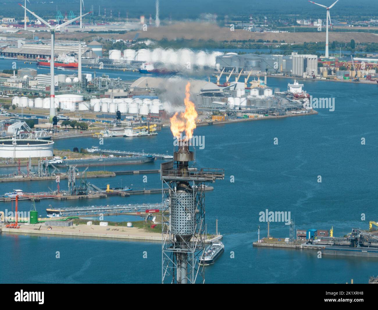 Anversa, 9th agosto 2022, Belgio. Combustione di gas di scarico combustibili durante la produzione di petrolio. Combustione di sostanze combustibili Foto Stock
