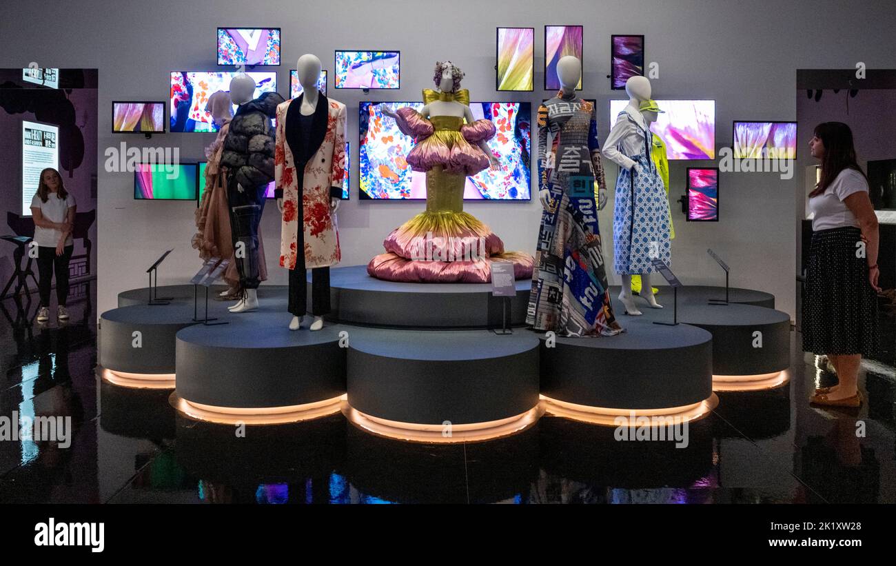 Londra, Regno Unito. 21 settembre 2022. I membri dello staff visualizzano esempi di moda coreana contemporanea, tra cui (3L) un cappotto indossato da uno dei membri di BTS in anteprima di “Hallyu! The Korean Wave”, al museo V&A di South Kensington, la prima mostra del suo genere a celebrare la colorata e dinamica cultura popolare della Corea del Sud. Lo spettacolo si apre dal 24 settembre al 25 giugno 2023. Credit: Stephen Chung / Alamy Live News Foto Stock