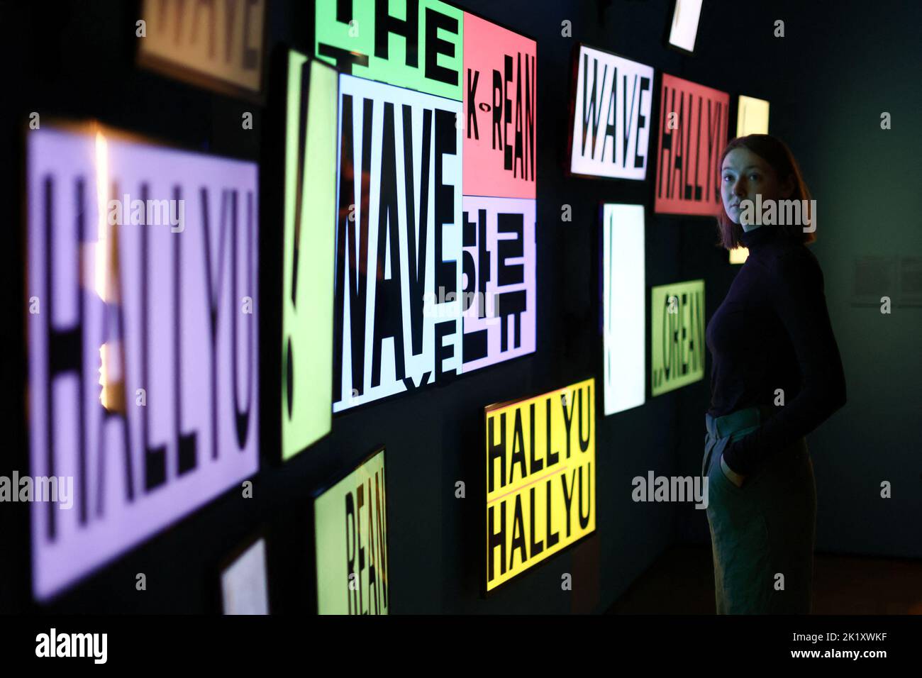 Un assistente di galleria guarda un'installazione K-pop durante una rassegna stampa di 'Hallyu! La mostra Korean Wave al V&A di Londra, Gran Bretagna, 21 settembre 2022. REUTERS/Tom Nicholson Foto Stock