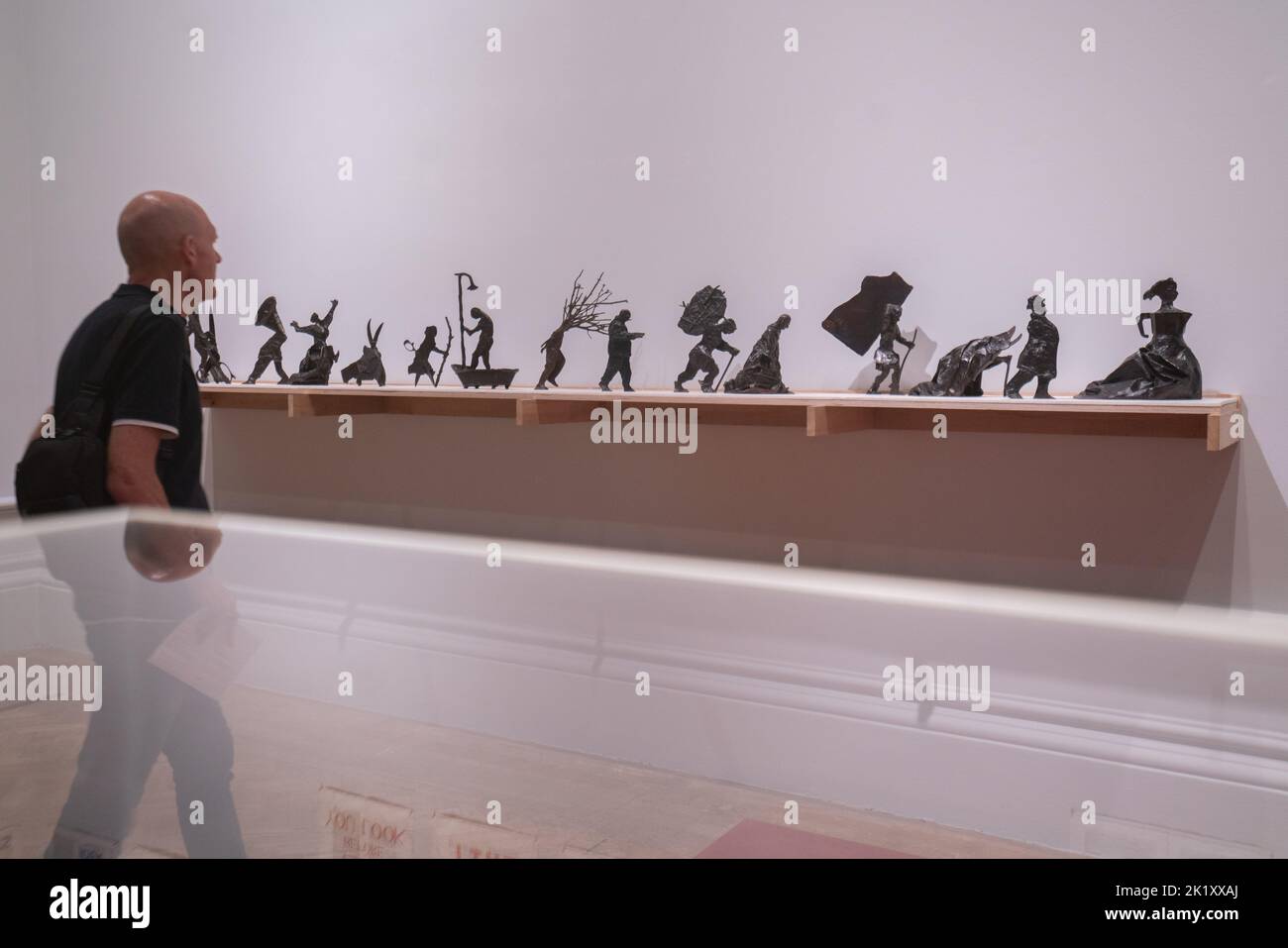 Londra Regno Unito. 21 settembre 2022. Processione 1999-2000 di William Kentridge: La più grande mostra alla Royal Academy of Arts dell'artista sudafricano William Kentridge nato a Johannesburg nel 1955, che copre 40 anni della sua carriera, che comprende suite di incisioni e linocuts e disegni di charcola in scala larg e cortometraggi. La mostra si svolge dal 24 settembre -11 dicembre al Credit: amer Ghazzal/Alamy Live News. Foto Stock