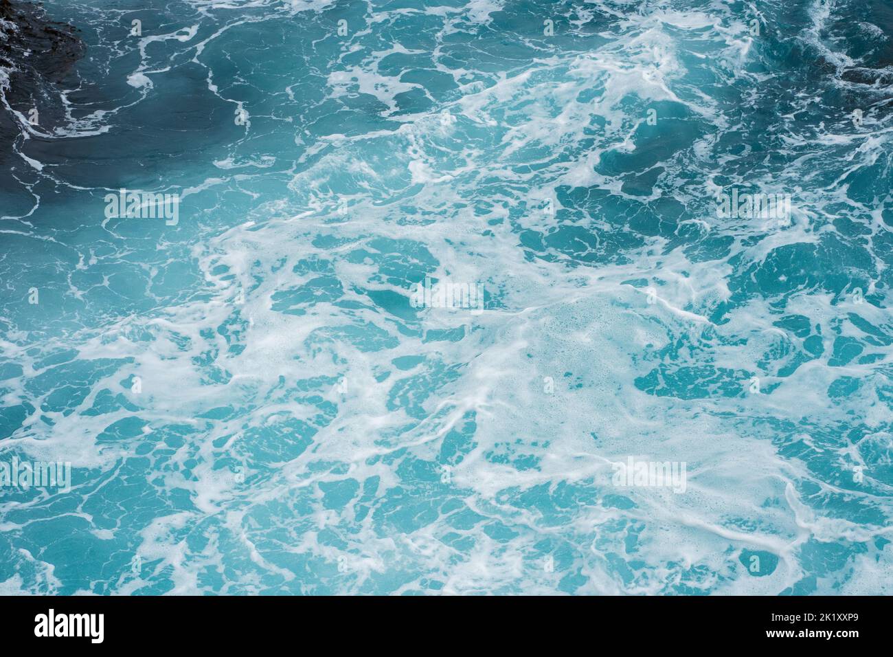 Acqua scura onde vorticose e schiuma di fondo Foto Stock
