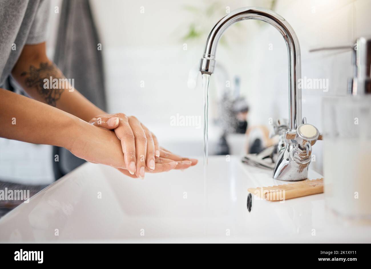 Lavaggio mani, acqua o batteri cocvidi pulizia in casa bagno, lavello cucina o rubinetto casa. Zoom sulla donna in sicurezza o benessere per la pelle Foto Stock