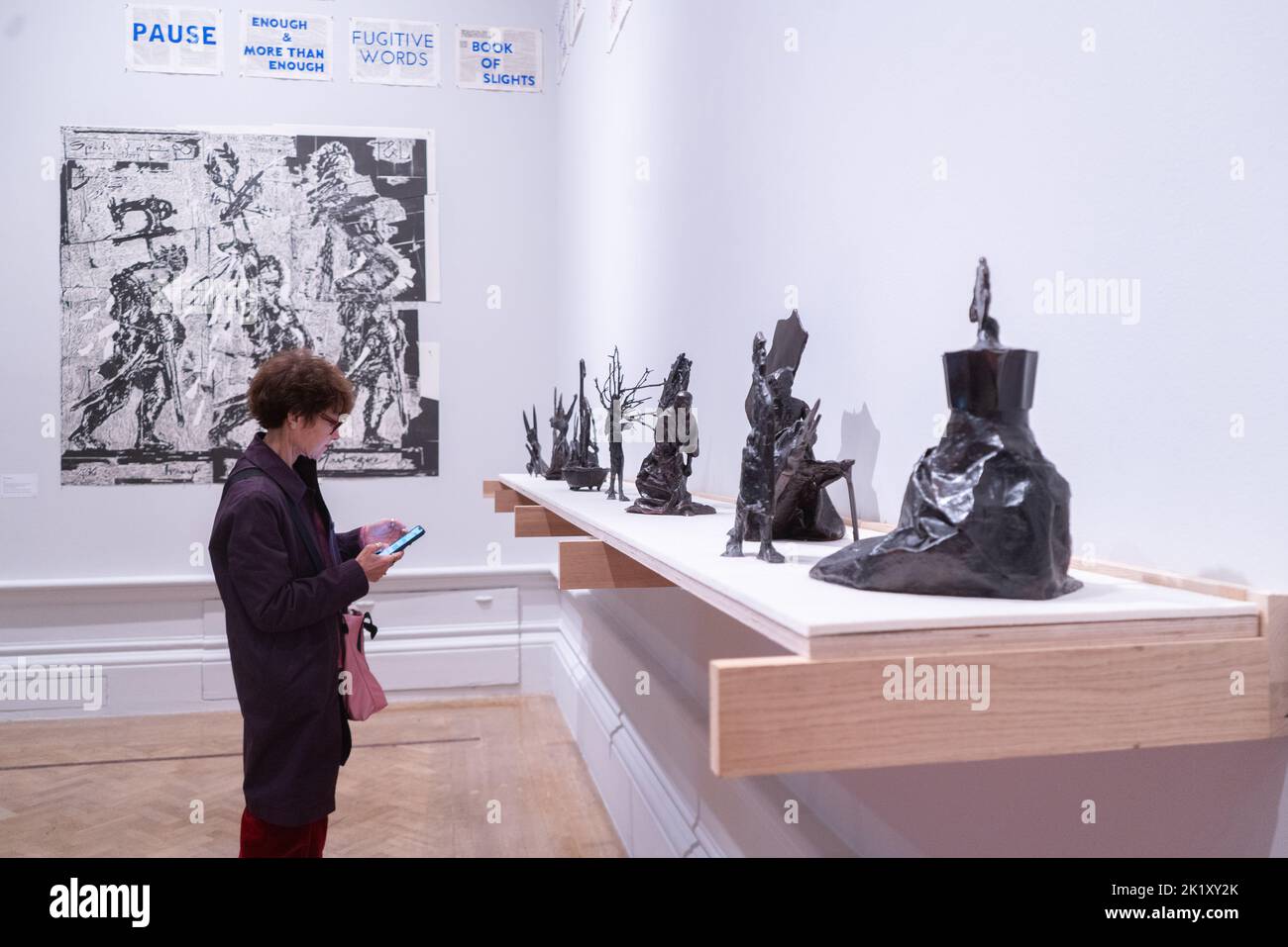 Londra Regno Unito. 21 settembre 2022. Processione 1999-2000 di William Kentridge: La più grande mostra alla Royal Academy of Arts dell'artista sudafricano William Kentridge nato a Johannesburg nel 1955, che copre 40 anni della sua carriera, che comprende suite di incisioni e linocuts e disegni di charcola in scala larg e cortometraggi. La mostra si svolge dal 24 settembre -11 dicembre al Credit: amer Ghazzal/Alamy Live News. Foto Stock