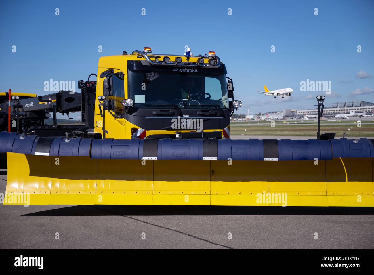 Stoccarda, Germania. 21st Set, 2022. Un veicolo per la manutenzione invernale con funzioni di guida autonoma, in cui il conducente deve sedersi a causa delle norme di sicurezza attualmente in vigore, si sposta durante una guida dimostrativa sul piazzale dell'aeroporto di Stoccarda. I veicoli sono il risultato del progetto di finanziamento 'SmartFleet' del gruppo Aebi Schmidt e dell'aeroporto di Stoccarda. Credit: Marijan Murat/dpa/Alamy Live News Foto Stock