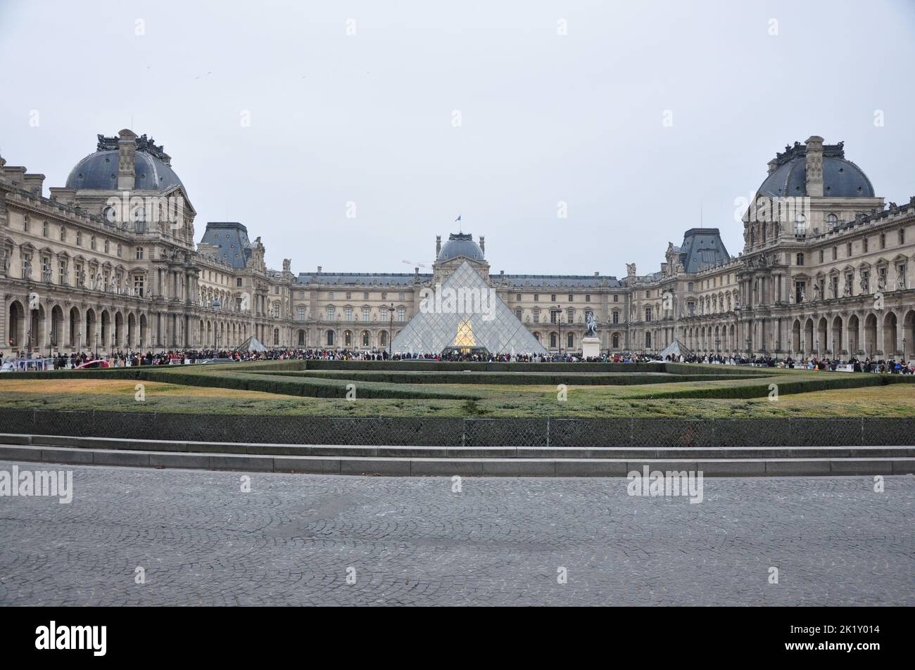 La famosa piramide di vetro nel cortile del Louvre a Parigi, Francia Foto Stock