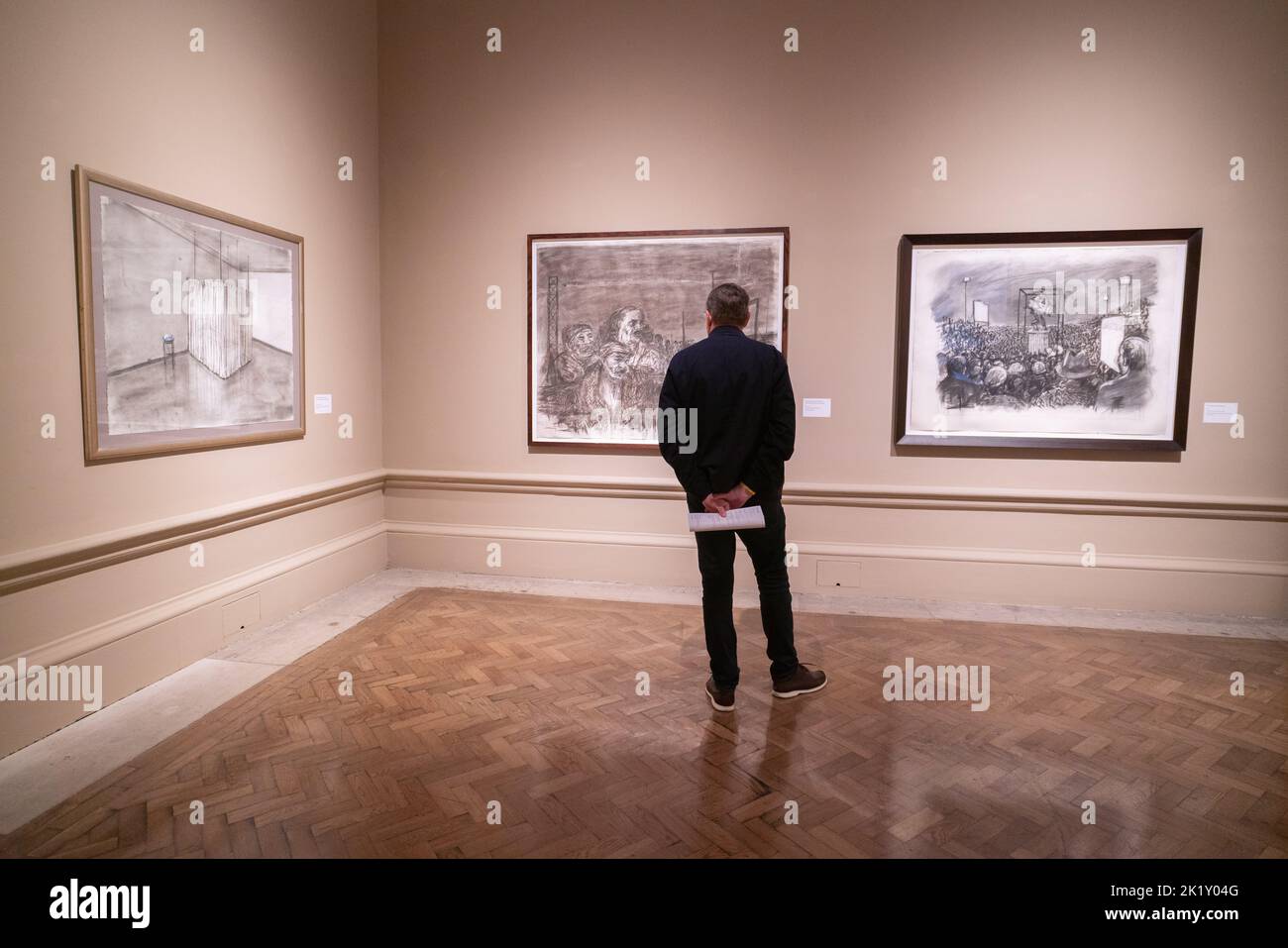 Londra Regno Unito. 21 settembre 2022. La più grande mostra presso la Royal Academy of Arts dell'artista sudafricano William Kentridge nato a Johannesburg nel 1955, che copre 40 anni della sua carriera, che comprende suite di incisioni e linocuts e grandi disegni a carbone e cortometraggi. La mostra si svolge dal 24 settembre -11 dicembre.Credit: amer Ghazzal/Alamy Live News. Foto Stock