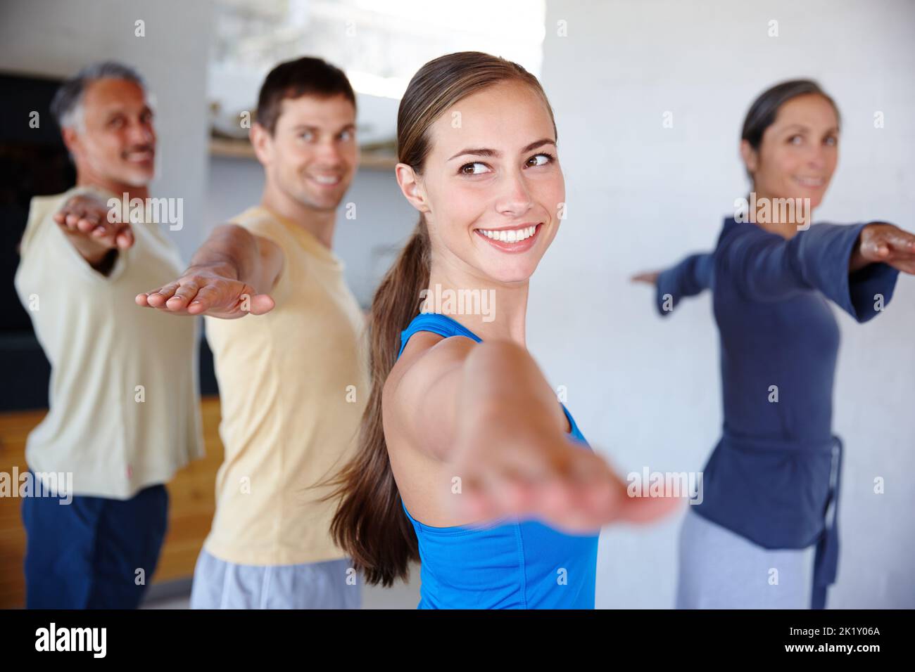 E poi nel guerriero 2, tutti... Un tiro corto di una famiglia felice che fa lontra yoga. Foto Stock