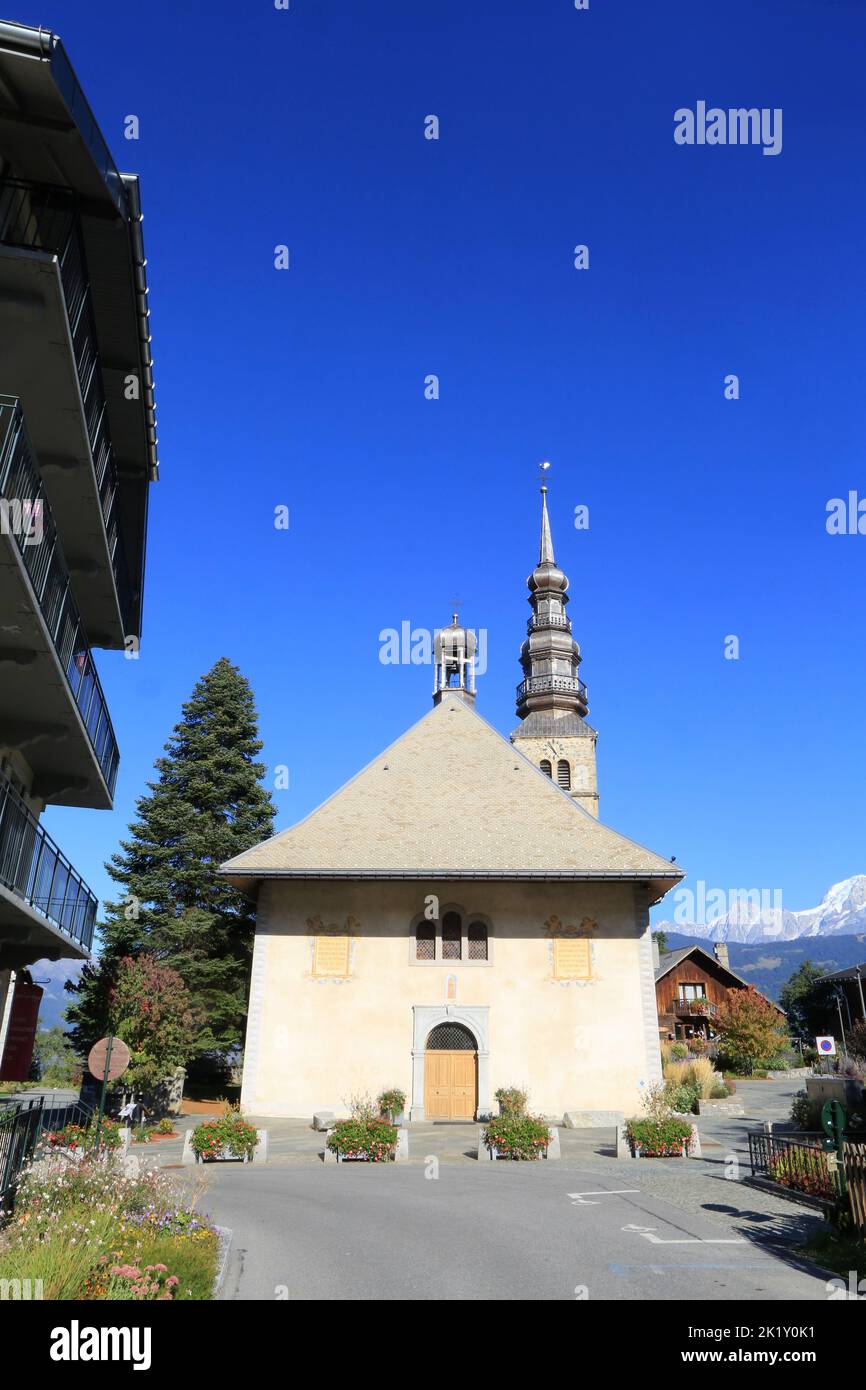 L'église Saint-Nicolas de Combloux et figlio clocher à bulbe. Combloux. Alta Savoia. Auvergne-Rhône-Alpi. Francia. Europa. Foto Stock